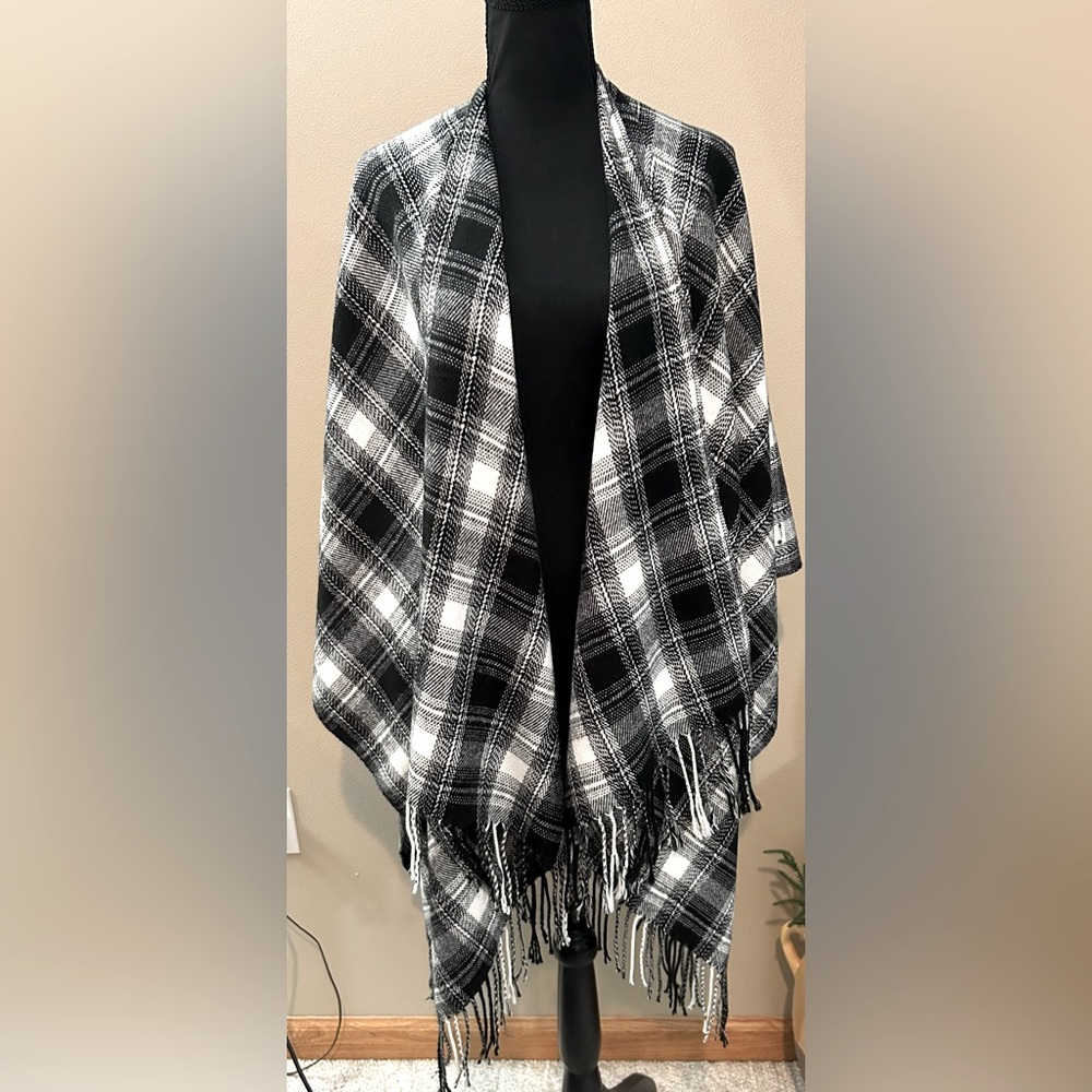 rue21 Women's One Size Black and White Plaid w/ Fringe Shawl,Cape
